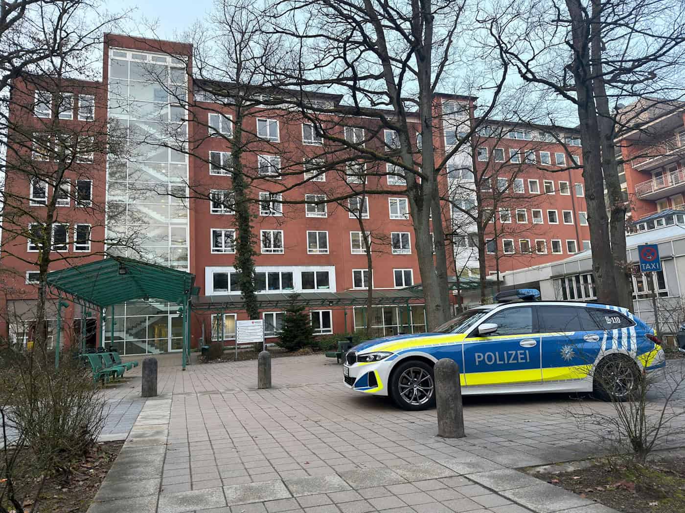 Nach der Schussabgabe war die Notaufnahme des Krankenhauses zunächst geschlossen. (Archivbild) / Foto: Daniel Löb/dpa