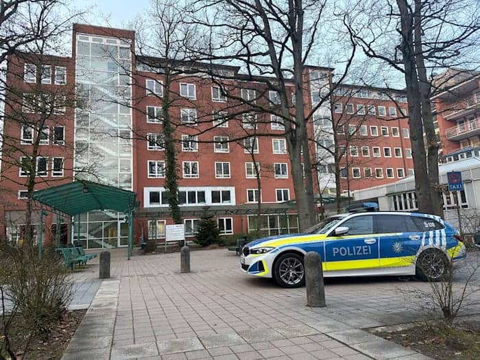 Nach der Schussabgabe war die Notaufnahme des Krankenhauses zunächst geschlossen. (Archivbild) / Foto: Daniel Löb/dpa