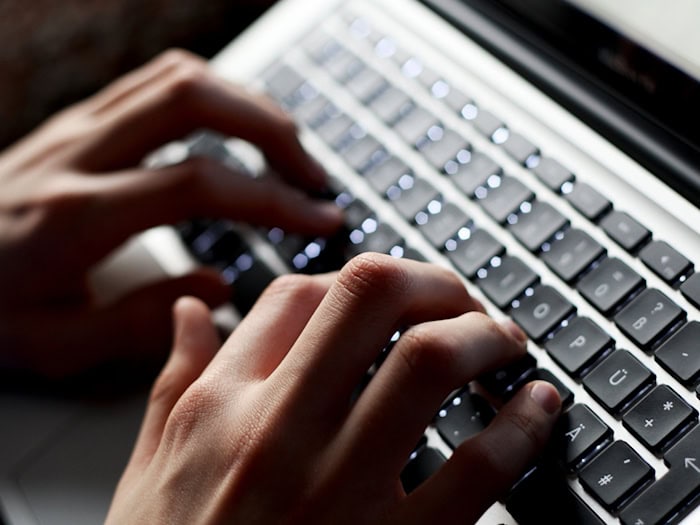 Klassische Betrugsmasche: Die Täter täuschten Interesse an einer Liebesbeziehung vor. (Symbolbild) / Foto: Karl-Josef Hildenbrand/dpa