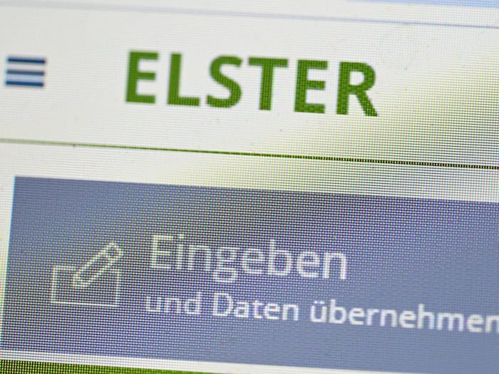 Per App die Steuererklärung machen? Klingt verführerisch - ab Juli sollen die ersten Nutzer für die neue Funktion der Elster-App freigeschaltet werden. (Symbolbild) / Foto: Bernd Weißbrod/dpa