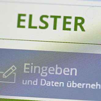 Per App die Steuererklärung machen? Klingt verführerisch - ab Juli sollen die ersten Nutzer für die neue Funktion der Elster-App freigeschaltet werden. (Symbolbild) / Foto: Bernd Weißbrod/dpa