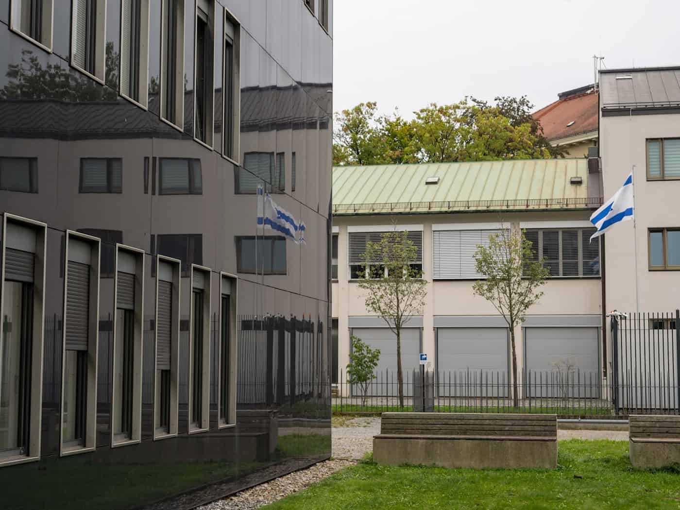 Der 24-Jährige hatte am Samstag faustgroße Steine auf die Fassade des Konsulats geworfen. (Archivbild) / Foto: Stefan Puchner/dpa