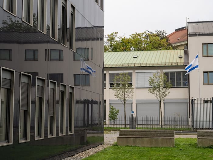 Der 24-Jährige hatte am Samstag faustgroße Steine auf die Fassade des Konsulats geworfen. (Archivbild) / Foto: Stefan Puchner/dpa