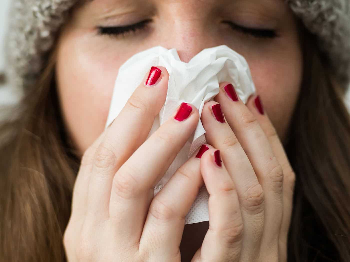Erkältungskrankheiten machten 2025 die meisten Krankmeldungen von AOK-Versicherten in Bayern aus. (Symbolbild) / Foto: Christina Sabrowsky/dpa