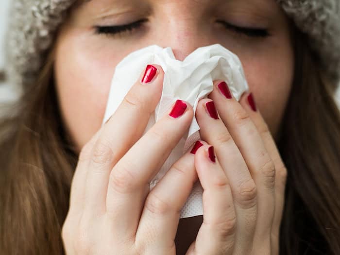 Erkältungskrankheiten machten 2025 die meisten Krankmeldungen von AOK-Versicherten in Bayern aus. (Symbolbild) / Foto: Christina Sabrowsky/dpa