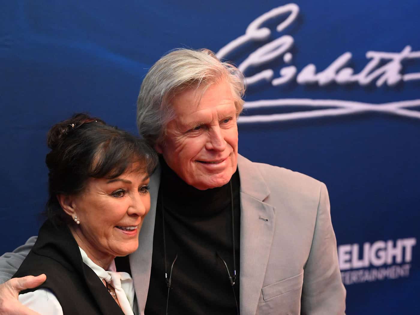 Sigmar Solbach mit seiner Frau Claudia auf dem roten Teppich (Archiv).  / Foto: Felix Hörhager/dpa