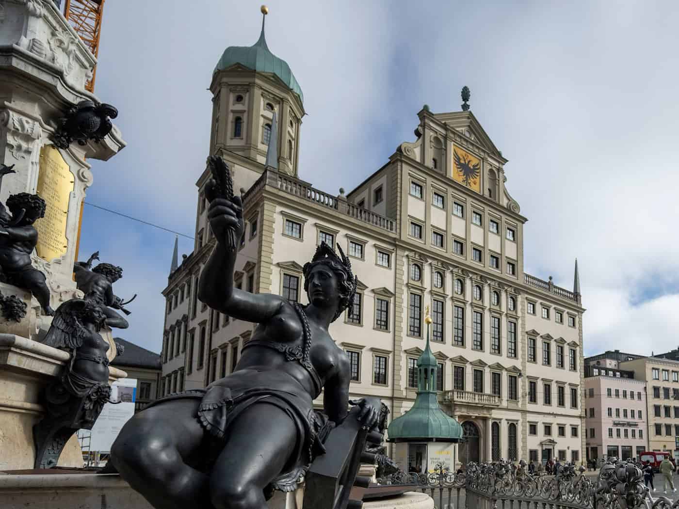 Die schwarz-grüne Koalition in Augsburg hat keine Mehrheit mehr. (Archivbild)  / Foto: Stefan Puchner/dpa