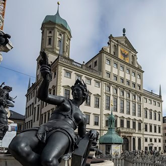 In Augsburg muss in der Stichwahl entschieden werden, wer Chefin oder Chef im Rathaus wird. (Archivbild)  / Foto: Stefan Puchner/dpa