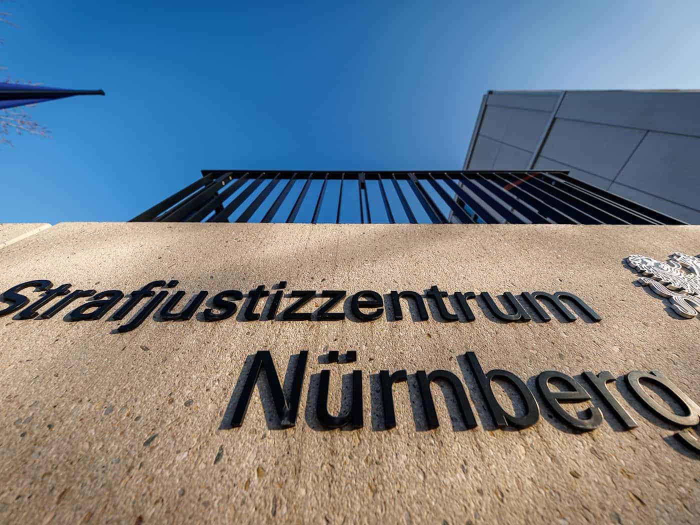 Die Frau ist vor dem Landgericht wegen versuchten Mordes und gefährlicher Körperverletzung angeklagt. (Symbolbild) / Foto: Daniel Karmann/dpa