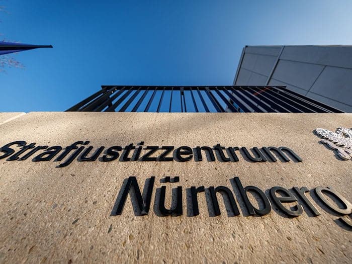 Die Frau ist vor dem Landgericht wegen versuchten Mordes und gefährlicher Körperverletzung angeklagt. (Symbolbild) / Foto: Daniel Karmann/dpa