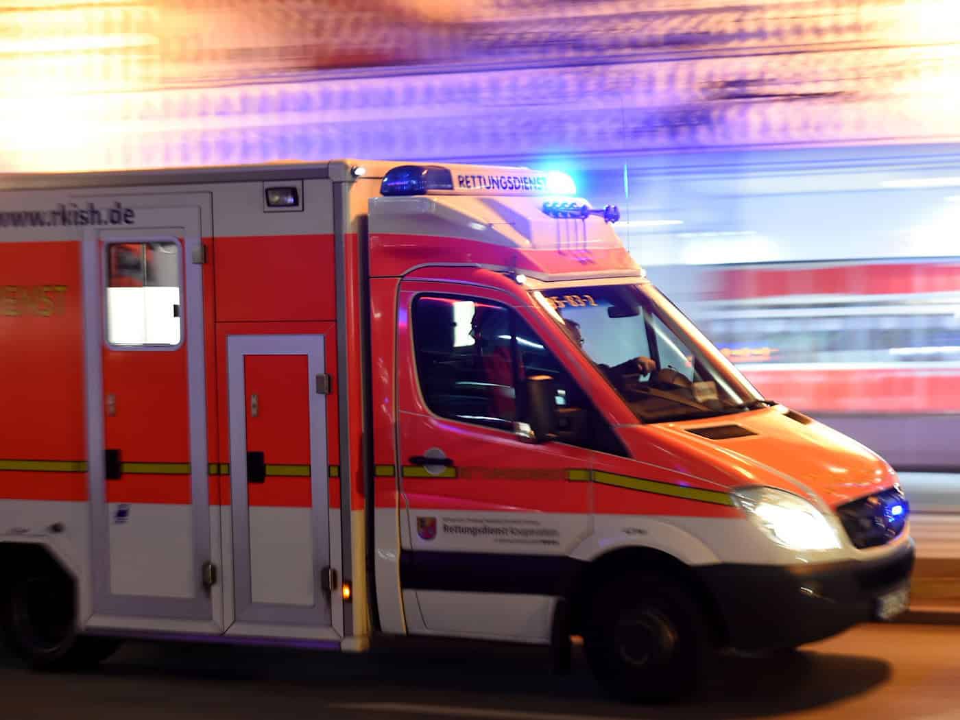 Die 29-jährige Fußgängerin kam mit schweren Verletzungen ins Krankenhaus. (Symbolbild) / Foto: Carsten Rehder/dpa