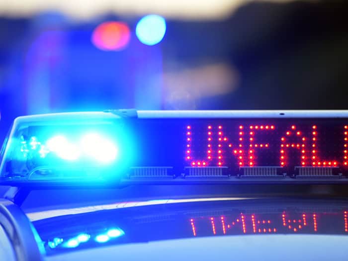 Laut Polizei starb die 23-Jährige nach dem Zusammenstoß noch am Unfallort. (Symbolbild) / Foto: Stefan Puchner/dpa