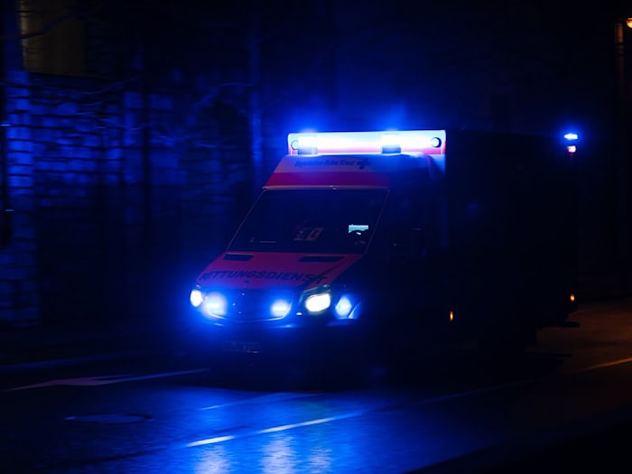 Der Rettungsdienst rückte zu dem Unfallort aus. (Symbolbild) / Foto: Nicolas Armer/dpa