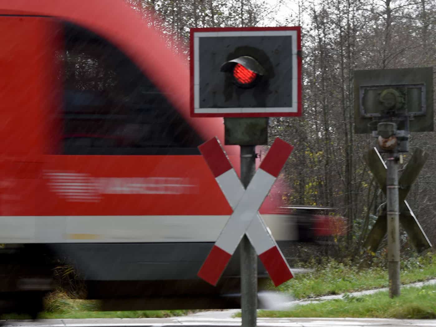 Der Autofahrer soll den Zug am unbeschrankten Bahnübergang übersehen haben. (Symbolbild) / Foto: Carsten Rehder/dpa