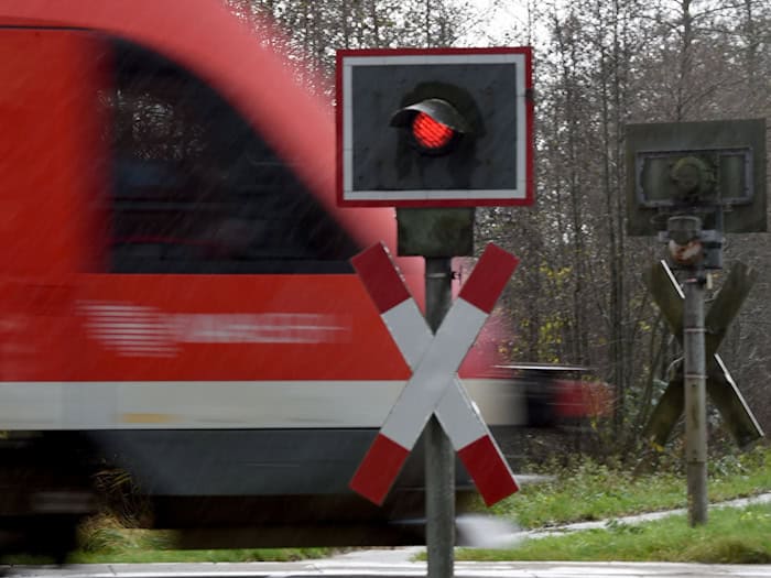 Der Autofahrer soll den Zug am unbeschrankten Bahnübergang übersehen haben. (Symbolbild) / Foto: Carsten Rehder/dpa