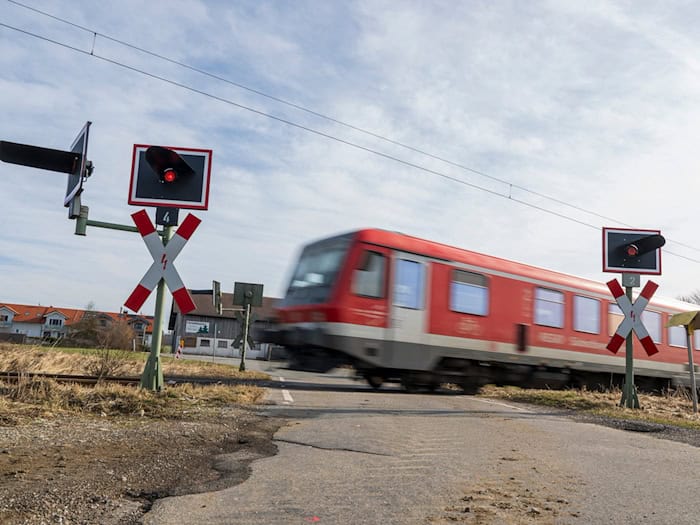 Zwangspause für die Züge der Südostbayernbahn: In den Osterferien müssen die Menschen auf der Strecke zwischen Mühldorf und München auf Ersatzbusse umsteigen. (Symbolbild) / Foto: Peter Kneffel/dpa