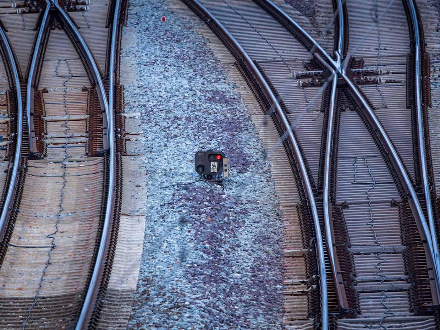 Für rund eine Stunde war die Strecke Eichstätt-Ingolstadt für Züge gesperrt. (Symbolbild) / Foto: Jens Büttner/dpa