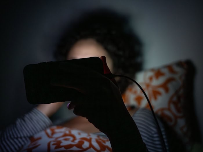 Die Zeitumstellung kann Schlafstörungen zusätzlich fördern, sagt die Barmer. (Symbolbild) / Foto: Sebastian Gollnow/dpa/dpa-tmn