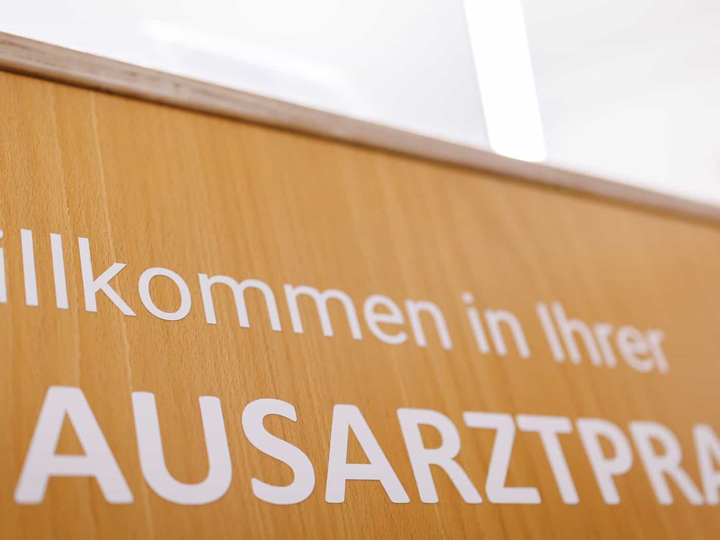 In Bayern gibt es 71 Hausärztinnen und -ärzte je 100.000 Einwohner. (Symbolbild) / Foto: Daniel Karmann/dpa