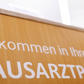 In Bayern gibt es 71 Hausärztinnen und -ärzte je 100.000 Einwohner. (Symbolbild) / Foto: Daniel Karmann/dpa