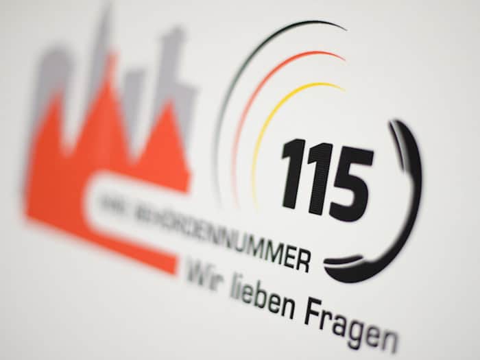 Ab Ende Juni wird die Behördennummer 115 auch in Bayern landesweit erreichbar sein - in vielen anderen Bundesländern gibt es die Einheitsnummer schon seit vielen Jahren. (Illustration) / Foto: Arne Dedert/dpa
