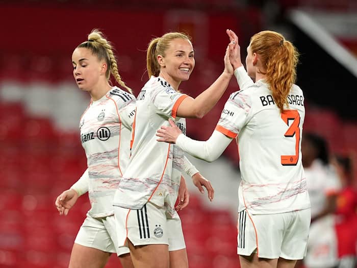 Die Bayern-Fußballerinnen freuen sich auf das Rückspiel gegen Manchester United in der Allianz Arena. (Archivbild) / Foto: Martin Rickett/PA Wire/dpa