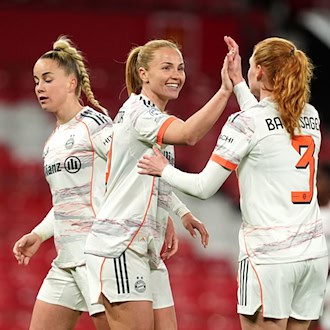 Die Bayern-Fußballerinnen freuen sich auf das Rückspiel gegen Manchester United in der Allianz Arena. (Archivbild) / Foto: Martin Rickett/PA Wire/dpa