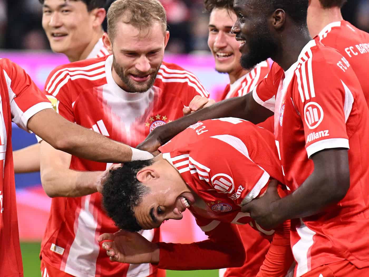 Der FC Bayern um die Torschützen Konrad Laimer und Jamal Musiala (m) bejubelt den nächsten Sieg auf dem Weg zum Titel. / Foto: Harry Langer/dpa