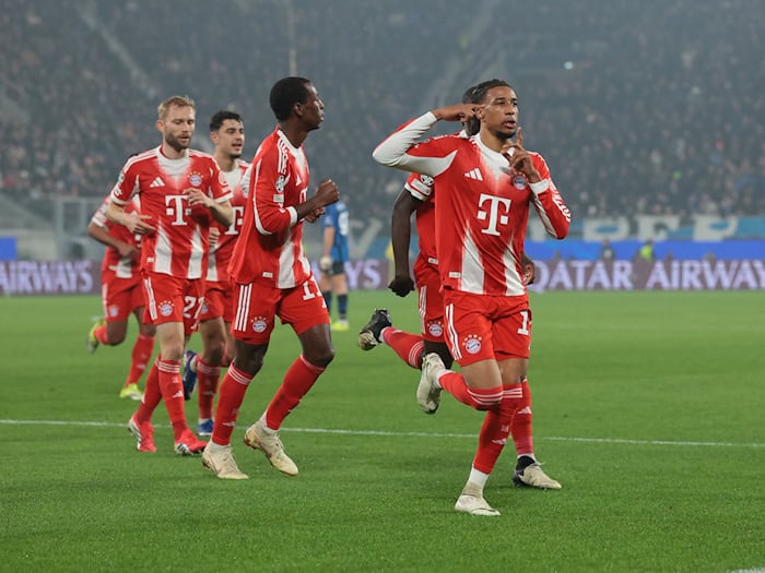 Der überragende Michael Olise jubelt nach seinem Tor im Arjen-Robben-Stil. / Foto: Jonathan Moscrop/CSM via ZUMA Press Wire/dpa