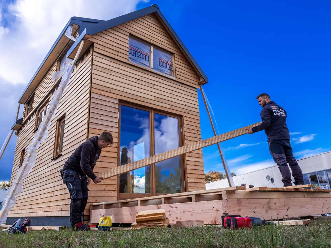Wer für den Hausbau auf Holz setzen will, muss künftig in Bayern wieder tiefer in die Tasche greifen - denn die staatliche Förderung endet in diesem Jahr. (Symbolbild) / Foto: Jens Büttner/dpa