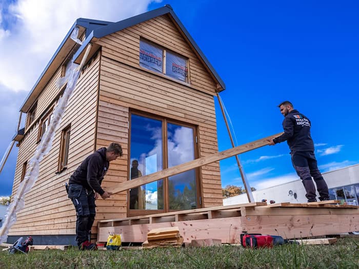 Wer für den Hausbau auf Holz setzen will, muss künftig in Bayern wieder tiefer in die Tasche greifen - denn die staatliche Förderung endet in diesem Jahr. (Symbolbild) / Foto: Jens Büttner/dpa