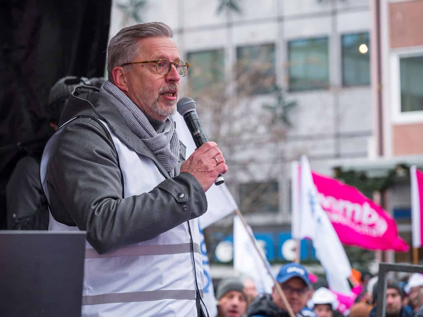 Der bayerische Beamtenbund ist derzeit nicht gut auf seinen Dienstherren zu sprechen. Nun hat der Verband um Rainer Nachtigall eine verfassungsrechtliche Überprüfung der Beamtenbesoldung in die Wege geleitet. (Archivbild) / Foto: Daniel Vogl/dpa