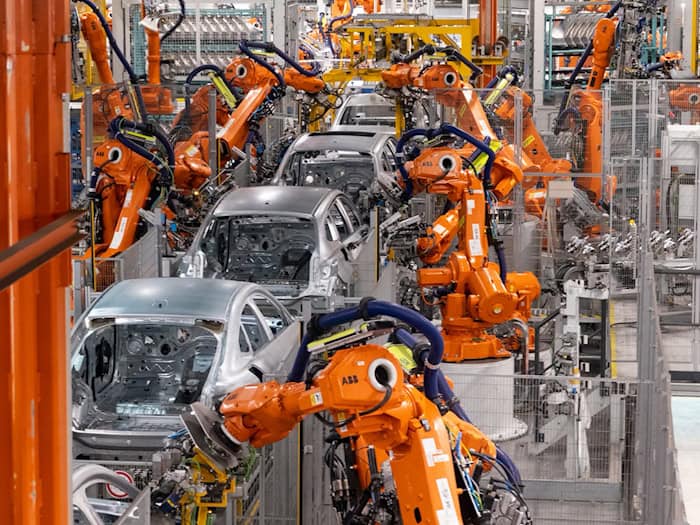Roboter in einer Autofabrik. Die Autoindustrie und ihre Zulieferer kämpfen mit Problemen auf dem Weltmarkt. (Symbolfoto)  / Foto: Daniel Josling/dpa