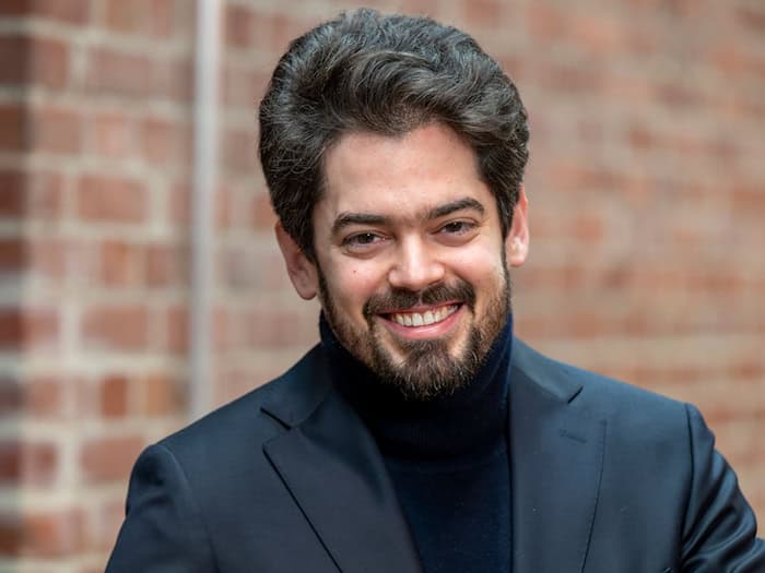 Lahav Shani ist mit der neuen Saison endgültig in München angekommen.  / Foto: Peter Kneffel/dpa