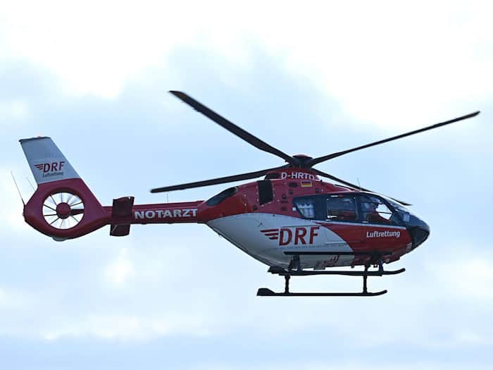 Der Rettungshubschrauber flog zu dem Unfallort. (Symbolbild) / Foto: Elisa Schu/dpa