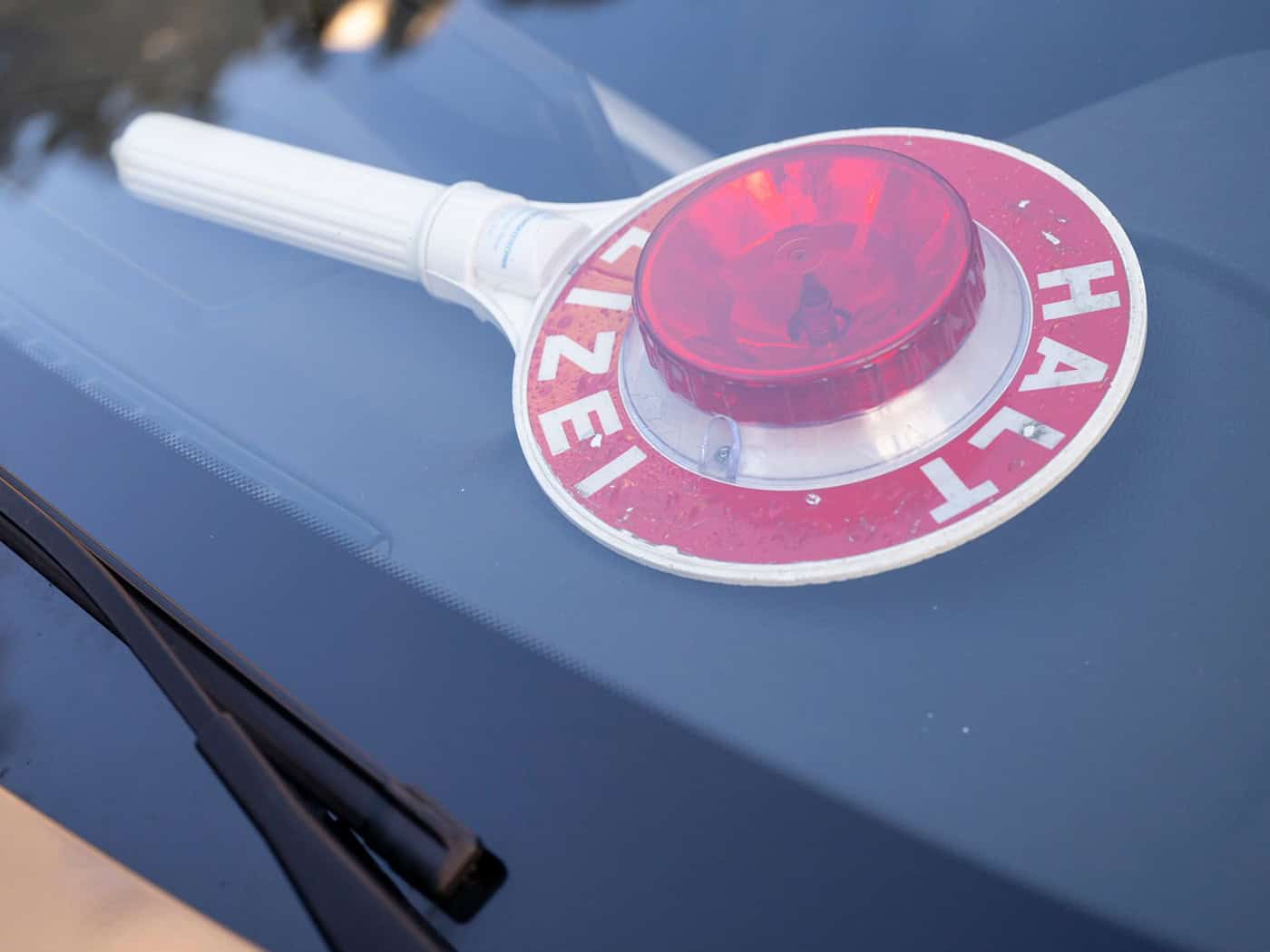 Die Polizei konnte die betrunkene Fahrerin bei Viechtach aufhalten. (Symbolbild) / Foto: Peter Kneffel/dpa