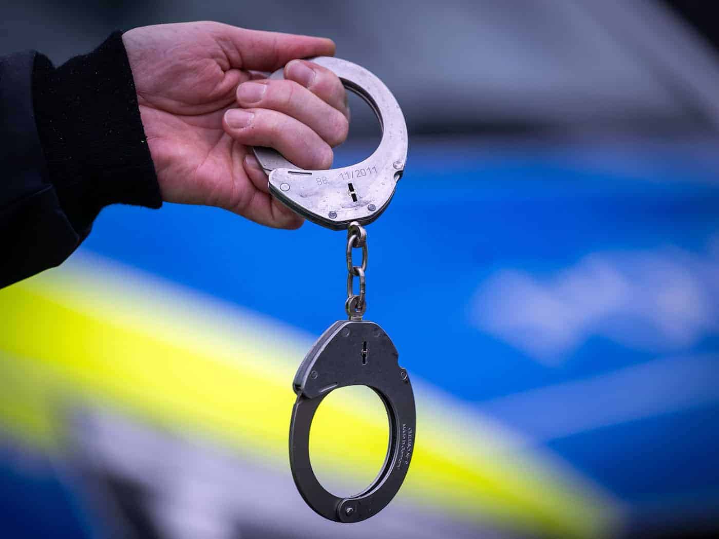 Die Polizei nimmt den Betrunkenen fest. (Symbolbild) / Foto: Soeren Stache/dpa