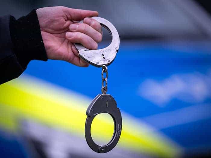 Die Polizei nimmt den Betrunkenen fest. (Symbolbild) / Foto: Soeren Stache/dpa