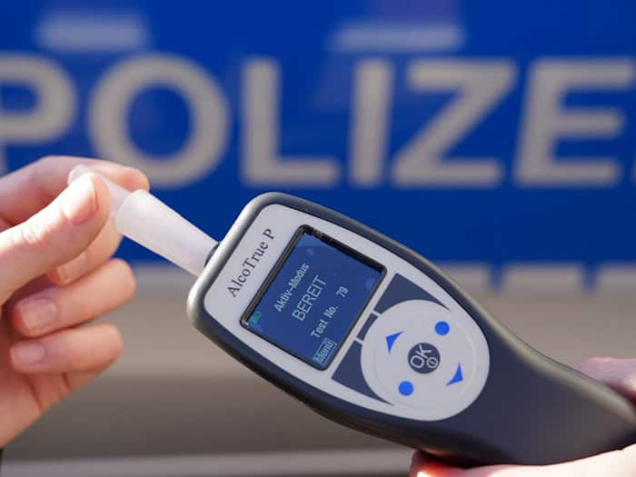 Ein stark alkoholisierter Fahrer verursachte in der Nürnberger Südstadt mehrere Unfälle. Erst nach einer Kollision an einer Kreuzung stoppte ihn die Polizei. (Symbolbild) / Foto: Marcus Brandt/dpa