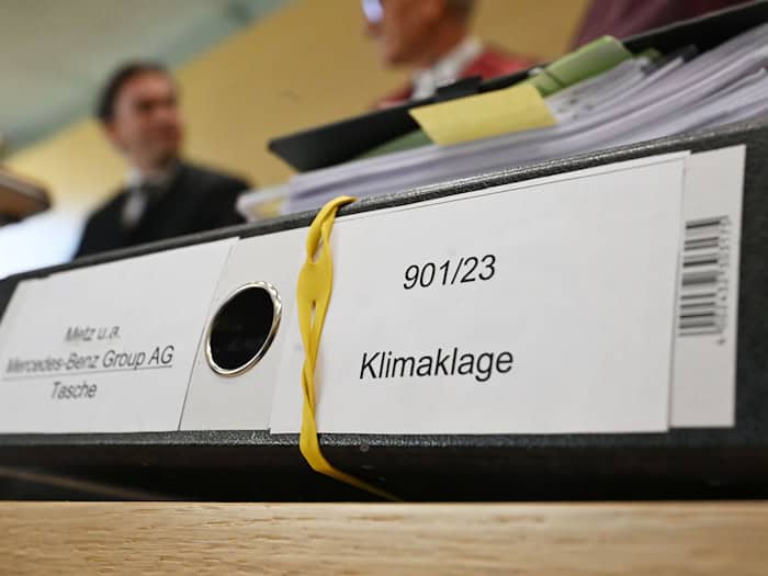 Die Umwelthilfe will mit der Klage erzwingen, dass bald keine Neuwagen mit Verbrennungsmotor mehr verkauft werden dürfen. (Archivbild)  / Foto: Uli Deck/dpa