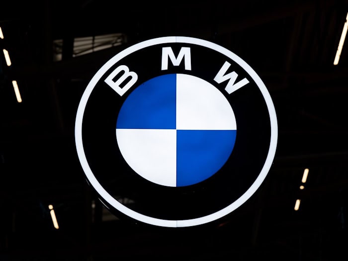 BMW bekommt die aktuelle Krise der Autoindustrie zwar zu spüren, stemmt sich aber bisher vergleichsweise erfolgreich gegen den Abwärtsstrudel. (Archivbild) / Foto: Sven Hoppe/dpa