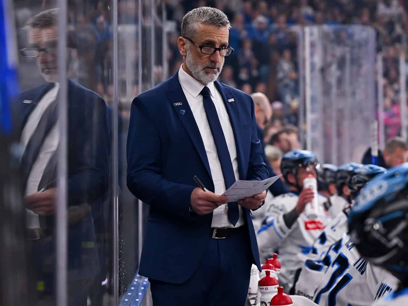 Ingolstadt-Coach Mark French erlebt ein 7:2 gegen München - der Sport wurde aber zur Nebensache. (Archivbild) / Foto: Sven Hoppe/dpa