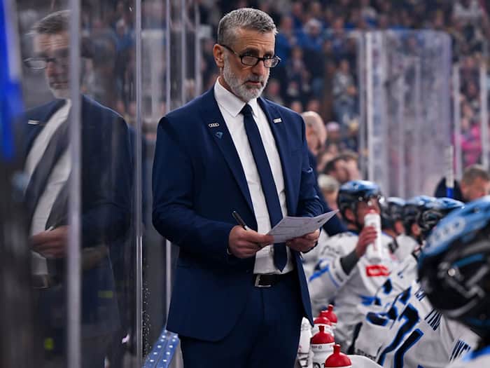 Ingolstadt-Coach Mark French erlebt ein 7:2 gegen München - der Sport wurde aber zur Nebensache. (Archivbild) / Foto: Sven Hoppe/dpa