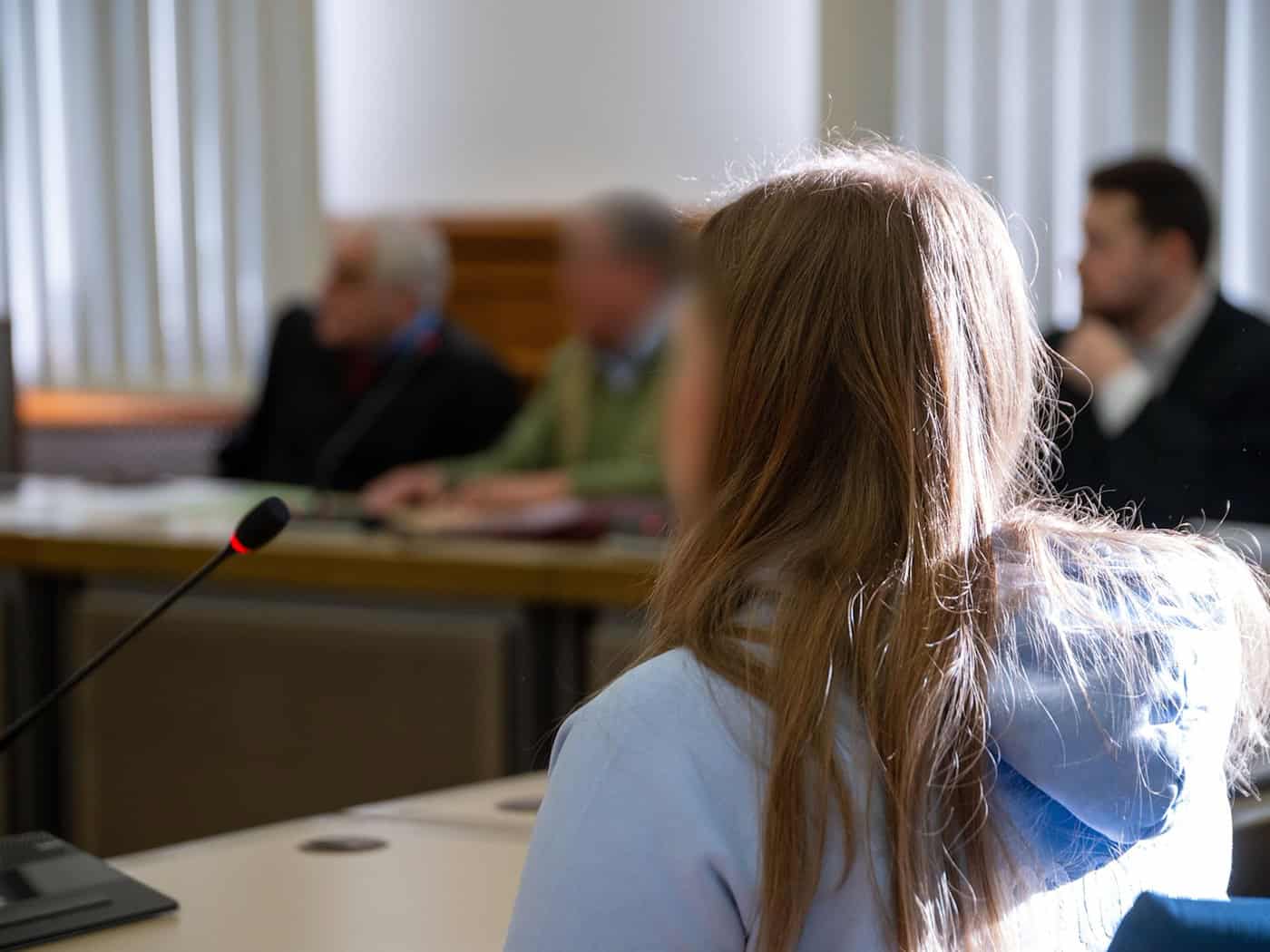 Der tragische Tod eines Buben, der von einem Baum erschlagen wurde, ist vor dem Landgericht Bamberg juristisch aufgearbeitet worden. / Foto: Pia Bayer/dpa