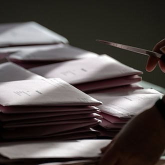 Eigentlich wollte Helmut Knaus nicht mehr Bürgermeister werden. (Symbolbild) / Foto: Pia Bayer/dpa