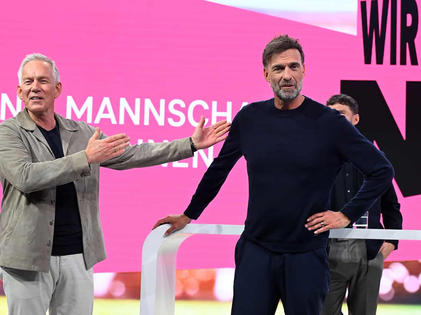 Jürgen Klopp (rechts) wird von Moderator Johannes B. Kerner als Telekom-Experte vorgestellt. / Foto: Felix Hörhager/dpa