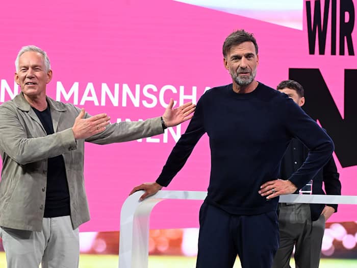 Jürgen Klopp (rechts) wird von Moderator Johannes B. Kerner als Telekom-Experte vorgestellt. / Foto: Felix Hörhager/dpa