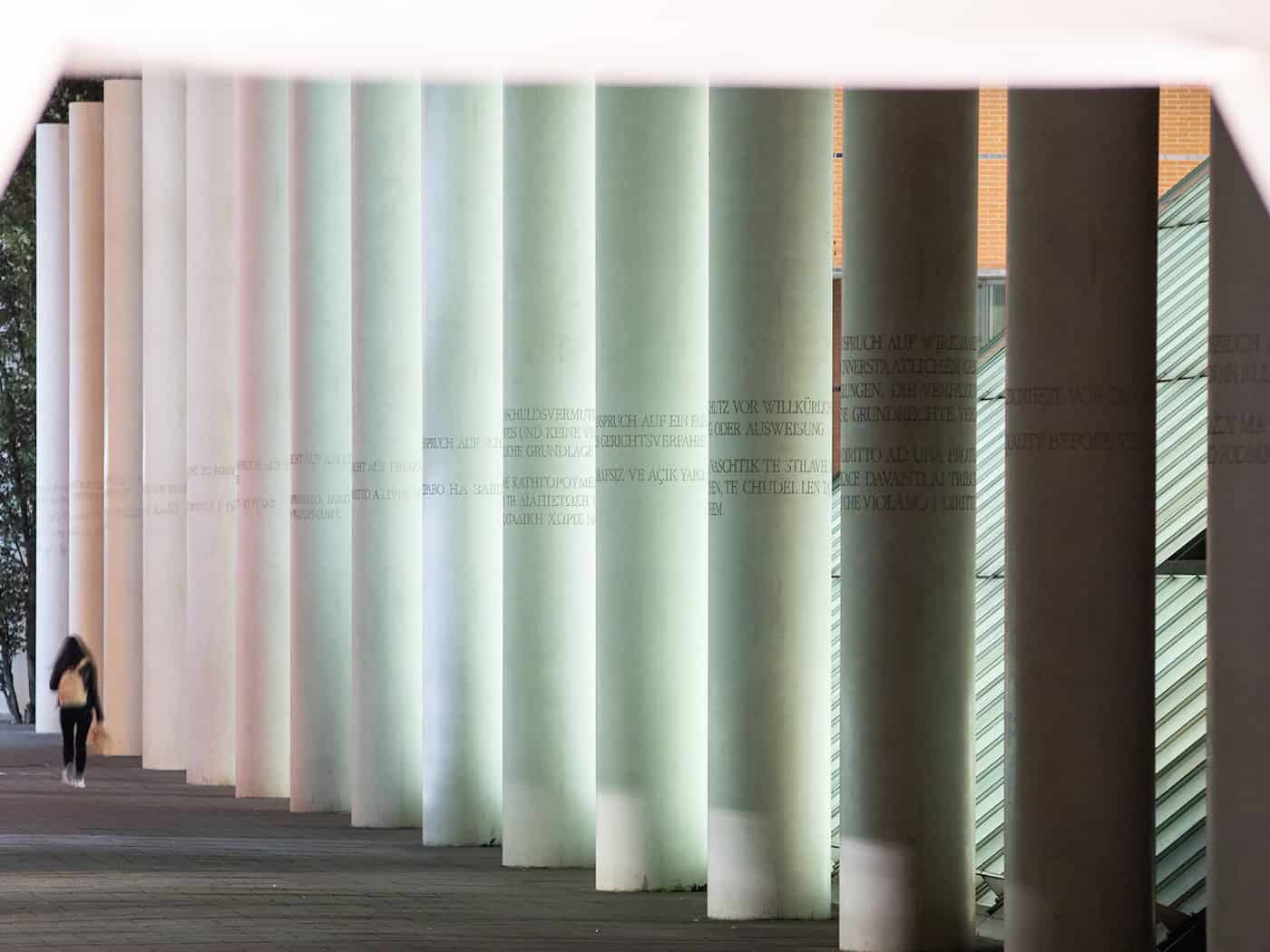 In Nürnberg veranstalteten die Nationalsozialisten einst ihre Reichsparteitage. Heute setzt sich die Stadt für Demokratie, Meinungsfreiheit und die Menschenwürde ein. (Archivbild) / Foto: Daniel Karmann/dpa