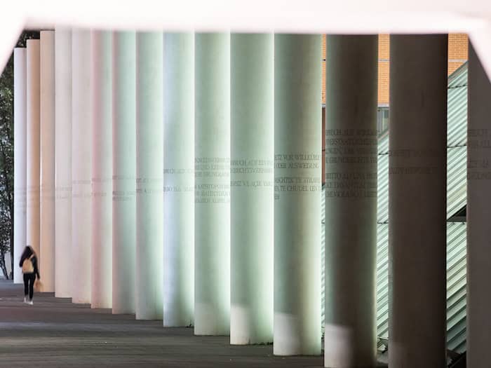 In Nürnberg veranstalteten die Nationalsozialisten einst ihre Reichsparteitage. Heute setzt sich die Stadt für Demokratie, Meinungsfreiheit und die Menschenwürde ein. (Archivbild) / Foto: Daniel Karmann/dpa