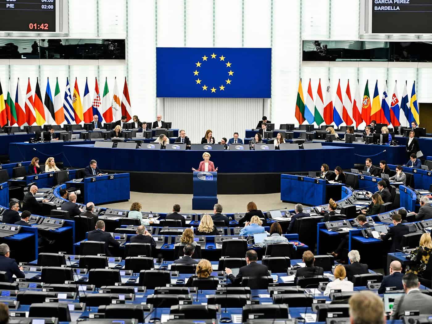 Die EVP ist im Europäischen Parlament die mit Abstand größte Fraktion - bei Abstimmungen braucht sich aber dennoch Partner. (Archivbild)  / Foto: Pascal Bastien/AP/dpa